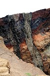 mit riesigen Lava-Kaminen