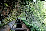 Wasserrohre neben dem Levada