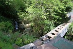 Levadaübergang am Bach mit kleinem Wasserfall
