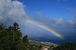 Ein Regenbogen über dem Flughafen bei Santa Cruz