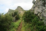 schmaler Weg zwischen den Felsen