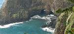 Felsnase mit Durchbruch am Meer - aus der Nähe