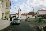Blick auf Häuser und die Kirche