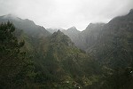 Blick aus dem Busfenster - Berge im Tal von Sao Vicente