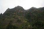 Blick aus dem Busfenster - Berge im Tal von Sao Vicente