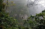 Ein tiefer gelegener Levada am gegenüberliegenden Berg