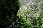 ein kleines Stück auf gesichertem Levada schmalem - aber gesichertem Levada (Caldeiro do Inferno)
