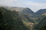 Blick auf Garnal (auf der Ebene im Tal) und Sao Jorge (links auf der Ebene darüber)