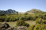Blick von "Achada do Teixeira"  zum "Pico Ruivo" (rechts) und zu den schroffen Felsformationen auf dem Weg zum "Pico Areeiro"
