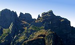 Die schroffen Felsklippen des Areeiro-Massivs aus der Nähe