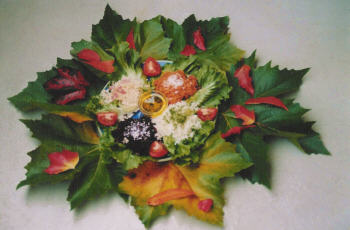 Gemüsemandala  auf Ahornblättern: geriebene Karotten, Rote Beete, Sellerie, Weisskraut, Tomaten, Salat