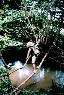 Mehmet beim Balanceakt &uuml;ber den Flu&szlig;