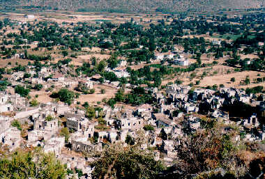 romantisch in den Berg geschmiegt