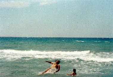 Baris und Mehmet springen vergn&uuml;gt in die Wellen