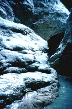 wie ein Ringelwurm schl&auml;ngelt sich die Schlucht