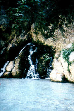Wasserfall gegen&uuml;ber der Quelle