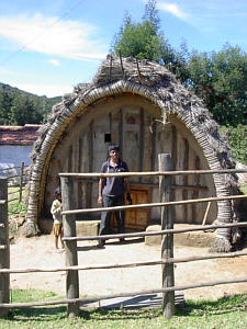 Toda-Mann vor dem Tempel