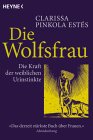 "Was ist aus meiner Seele geworden? Was in mir ist kaputt, abgestorben oder droht, abzusterben, wenn ich soweitermache? Welche Grundbedürfnisse liegen inzwischen unter Sanddünen begraben? Wie steht es mit meiner Beziehung zum wilden, instinktiven Selbst? Wann bin ich zum letzten Mal frei und laut lachend einem unbekannten Horizont entgegengelaufen? Was sagt die Stimme meiner Seele in diesem Augenblick? Singt sie die herrlichen Schöpfungshymnen oder verstummt sie immer mehr? Wie mache ich das Totgeglaubte wieder lebendig in mir, in meinem Haus und meiner Umwelt? Wo ist die Wolfsfrau in mir? Geht es ihr gut?" (Wolfsfrau, S.49) - - - In jeder Frau lebt die Wolfsfrau, Sie ist die Hüterin der weiblichen Urinstinkte und des intuitiven Wissens um das, was falsch und was richtig ist. Die Wolfsfrau kennt die Antwort auf alle diese Fragen.... Ich hoffe, Sie werden hinausgehen und zulassen, daß Ihnen Geschichten, das heißt, das Leben, passieren, und das Sie mit diesen Geschichten aus Ihrem Leben arbeiten -- aus Ihrem Leben, nicht aus dem Leben eines anderen -, daß Sie sie mit Ihrem Blut und Ihren Tränen und Ihrem Lachen bewässern, bis sie blühen, bis Sie selbst voll erblühen. Das ist die Arbeit, die einzige Arbeit. - - - Die Auferstehung der Wilden Frau -- Clarissa Pinkola Estes glaubt, dass eine Frau nur stark, gesund, kreativ und glücklich sein kann, wenn sie zu den Wurzeln ihrer instinktiven Natur zurückfindet - zur "Wolfsfrau", der wilden, ungezähmten Urfrau in ihr. -- Rund zwanzig Mythen, Märchen und Geschichten aus den verschiedenen Kulturkreisen dieser Welt erzählt und analysiert die Autorin, damit Frauen wieder zu ihren instinkthaften Eigenschaften finden.