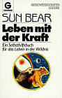 Bei dem Buch "Leben mit der Kraft" von Sun Bear handelt es sich um das gesammelte Wissen seines Stammes. Sun Bear gründete ja seinen eigenen Stamm, in dem Indianer mit Weissen Seite an Seite leben. Das Buch ist in fünf Kapitel unterteilt: Im ersten Kapitel, "Die Vision", erzählt Sun Bear von seiner Vision eines friedlichen Zusammenlebens aller Menschen im Einklang mit der Natur und stellt auch Prophezeiungen von Medizinmännern anderer Indianerstämme vor, wie z.B. der Hopi, der Irokesen... Allen diesen Visionen ist gemeinsam, dass erst eine verheerende Katastrophe die Menschheit heimsuchen muss, bevor diese fähig wird, in Harmonie mit der Erde und den anderen Mitgeschöpfen zu leben. -- Im zweiten Kapitel, "Die Beziehung zur Mutter Erde", spricht Wabun. Sie ist ebenfalls eine Angehörige des Bear Tribe. Wabun lehrt, wie man seine Beziehung zur Natur verbessern kann und erzählt vom respektvollen Umgang mit Naturgeistern. Sie spricht über die wichtigsten rituellen Elemente ihrer Gemeinschaft: Gebete, Feiern, den Kreis bilden, Schwitzhüttenzeremonie, Pflanzen, Ernten, Singen, Trommeln, Tanzen. Herausragend in diesem Kapitel ist ihr persönlicher Bericht über "die Befreiung der Schwester in uns". Hier spricht sie über unterdrückte männliche oder weibliche Energien in den Menschen (wobei auch Frauen ihre weiblichen Energien oft unterdrücken, um mit Männern beruflich mithalten zu können) und zeigt auf, dass nur vollständige Menschen, also Menschen, die sowohl ihre weiblichen, wie auch männlichen Energien anerkennen, eine friedliche Welt aufbauen können. -- Das dritte Kapitel, "Gemeinschaften", handelt vom Bear Tribe, seiner Bedeutung, seiner Funktionsweise und seinen Regeln. Sun Bear erklärt die notwendigen Elemente solcher Gemeinschaften, wie Ordnung, Disziplin, Verantwortung und Geduld. In diesem Kapitel stellt er auch andere Medizingesellschaften vor, sowie einzelne Menschen, die, über die ganze Erde verstreut, zum Wohle der Menschheit und der "Mutter Erde" arbeiten. Hier finden sich so bekannte Namen, wie die der Autorinnen Dr. Elisbeth Kübler-Ross und Starhawk. 