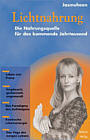 Dieses Buch zeigt uns einen revolutionären Ernährungs- und Lebensweg für das neue Jahrtausend. Seit 1993 ernährt sich die Australierin Jasmuheen von Licht. Sie beschreibt ihre Erfahrungen aus diesem sehr tiefgreifenden und heilenden Prozeß. Schwerpunkt dieses Buches ist ein "21-Tage- Prozeß". Wer ihn durchläuft, kann dadurch einen außergewöhnlichen Zustand des Seins erreichen, der bisher nur Heiligen vorbehalten war. In Prophezeiungen und Weissagungen wird berichtet, daß wir vor der Zeit der großen Umwälzung Methoden finden werden, uns durch Licht zu ernähren. - - - Es ist richtig, daß bisher schon 3 Leute gestorben sind, weil sie den Ausführungen in diesem Buch gefolgt sind. - Sie sind an Nierenversagen gestorben. Wenn ein Mensch nach 5 bis 6 Tagen keinen Tropfen Wasser zu sich nimmt, versagen nach heutigen biologischem Wissen die Nieren und der Mensch stirbt.  - - - Richtig ist aber auch, daß es Leute gibt, die keine feste Nahrung und Flüssigkeit zu sich nehmen. Einige davon haben sich automatisch darauf eingestellt und andere, weil sie dieses Buch gelesen haben und den Ausführungen gefolgt sind. - - - Ich habe Berichte und Interviews von Ärzten gelesen, in denen sie bestätigen, daß ihnen Fälle bekannt sind, wo Personen nichts Essen und nichts trinken und dennoch normal Leben und eben nicht sterben. Die Wissenschaft kann sich diese Tatsache nicht erklären, sie kann lediglich mutmaßen, indem sie Sachen anführt wie z.b. daß sich die Zellen auf Photosynthese umstellen würden und so einen Teil ihrer Energie beziehen würden oder daß beim Zähneputzen und atmen auch schon Flüssigkeit in den Körper gelangt. Allerdings liefern all diese Ideen dem Körper nicht ausreichend genug Energie um am Leben zu bleiben. - Es gibt bisher keine wissenschaftliche Erklärung für dieses Phänomen. - - - Die Estoeriker sprechen von "Prana", einer universellen Energie aber es gibt sicherlich auch wissenschaftliche Hintergründe, die nur bisher noch nicht erforscht sind. Das ist ungefähr dasselbe wie bei RemoteViewing, womit jeder Mensch mittels simplem Blatt Papier und einem Stift auf Kommando Hellsehen kann, nur indem er einen bestimmten Arbeitsablauf durchführt. Dieses RemoteViewing wurde wissenschaftlich erforscht am Stanford Research Institute in Kalifornien. Da aber die Masse Hellsehen als Quatsch abtut ist es nicht verwunderlich, daß nur ganz wenige Menschen überhaupt jemals schonmal von RemoteViewing gehört haben.  - - - Viele Dinge sind bisher noch nicht erforscht und dazu gehört auch das Phänomen, daß es Menschen gibt, die ohne Nahrung und ohne einen Tropfen Wasser am Leben bleiben und ein normales Leben führen. Die Berichte/Interviews von Ärzten dazu findet man im Internet mit jeder guten Suchmaschine. - - - Ob dieses Buch einen Weg beschreibt, damit man selbst ohne Nahrung und Flüssigkeit am Leben bleibt, vermag ich nicht zu sagen. Entweder sind diese Ausführungen so stümperhaft, daß deshalb 3 Menschen gestorben sind oder die verstorbenen sind den Ausführungen in diesem Buch nicht genau gefolgt. - Was am Ende der Wahrheit entspricht, kann niemand sagen, da es keine objektive und wissenschaftliche Forschung in diesem Bereich gibt. - - - Persönliche Anmerkung eines Lesers: Ich finde es arg merkwürdig, wie jemand den Ausführungen so lange folgen kann, bis er daran stirbt. Wenn man anfängt, sich schlecht zu fühlen, man nicht mal mehr aus dem Bett aufstehen kann und schmerzen im unteren Rückenbereich verspürt (Nieren), dann sollte dies doch wohl das eindeutigste Zeichen dafür sein, daß man krank ist, einen Arzt aufsuchen und das Buch in die Tonne kloppen sollte. - Denn ohne irgendwelche Symtome (Schmerzen, massiver Kräftemangel) des Wasserverlustes zu verspüren wird niemand an einem Wassermangel einfach so sterben. - Im Buch wird beschrieben, daß es Symtome geben kann, die der Körper erzeugt, weil man weiterhin an der Einstellung festhaftet, man benötige Nahrung. Dennoch spricht die Autorin hier nicht von einem massiven Kräftemangel und Bettlägerigkeit, sondern von leichten Beschwerden. - - - Man sollte also weiterhin sein Gehirn eingeschaltet lassen und auf die Symptome seines Körpers/Geistes hören. Wer solange weitermacht, bis er nicht mal mehr aus dem Bett aufstehen kann vor Kräftemangel oder Schmerzen, der darf sich hinterher nicht wundern, wenn er nicht mehr lange unter den lebenden weilt. - - - Sowas nenne ich Eigenverantwortung, dafür kann und darf eine Buchautorin sicherlich nicht zur Verantwortung gezogen werden. - - - Dieses gut geschriebene Buch erklärt genauestens den Prozess der dritten Einweihung: nämlich Ernährung durch Licht. Allerdings ist dieses Buch nur für die Esoteriker geeignet, die schon die erste und zweite Einweihung gemacht haben. Ich persönlich kann mir aus beruflichen Gründen momentan keine "Auszeit" für diesen 21-Tage-Prozess nehmen. Daher habe ich mit Hilfe dieses Buches und des Buches "Yoga der Ernährung" von Meister Omraam Mikhael Aivanhov meine Ernährung völlig geändert. Kein Fleisch, viel Obst, wenig Essen. Es geht mir ausgezeichnet und ich fühle mich viel befreiter. Es ist also schon ein Teil der dritten Einweihung, die man vielleicht auch so erlangen kann. Ich werde bestimmt eines Tages den wirklichen 21-Tage-Prozess machen, wenn ich ihn dann noch nötig habe. Jedenfalls kann ich Jasmuheen nur zustimmen. Man kann sich von Lichtnahrung ernähren und es ist die beste Nahrung der Welt! - - - - - - Siehe meine eigenen Erfahrungen auf: http://www.regina-rau.de/Deutsch/Them_Seit/Licht/T-LN-Inhalt.html 