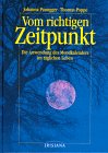 Der Erfolg unseres Handelns hängt nicht nur von persönlicher Fähigkeit und den nötigen Hilfsmitteln ab, sondern maßgeblich auch vom richtigen Zeitpunkt unseres Tuns. Genaue Beobachtung der Natur und direkte Erfahrung wiesen unseren Vorfahren den Weg: Sie entdeckten, dass Mondphase und Mondstand im Tierkreis unser gesamtes Leben beeinflussen und über Erfolg und Mißerfolg in vielen Lebensbereichen mit entscheiden. Johanna Paungger, eines von zehn Kindern einer Tiroler Bergbauernfamilie, gehört zu den wenigen Menschen, in deren Umkreis dieses Wissen über Jahrhunderte lebendig geblieben ist und von Generation zu Generation vollständig weitergegeben wurde. Gemeinsam mit ihrem Ehemann Thomas Poppe hat sie als erste das jahrhundertealte Wissen über die Kraft des Mondes einem Millionen-Publikum zugänglich gemacht. Sie finden Rat zu allen wichtigen Bereichen des Alltags: Von ganzheitlicher Heilkunde über gesunde Ernährung und mühelose Haushaltsarbeit bis zur erfolgreicher Garten- und Feldarbeit ohne Kunstdünger und Chemie. - - - Das Ergebnis unseres Tuns hängt nicht nur vom Vorhandensein der nötigen Fähigkeiten und Hilfsmittel ab, sondern entscheidend auch vom Zeitpunkt dieses Tuns. Früher erwarben die Menschen die Kenntnis dieser Regeln durch Beobachtung. Sie entdeckten, dass Wirkung und Erfolg zahlloser alltäglicher und weniger alltäglicher Aktivitäten in hohem Maße vom jeweiligen Stand des Mondes bestimmt werden.