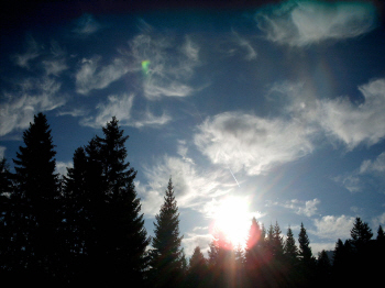 Der Himmel ist herrlich blau und die watteweichen weissen Wolken lassen das Landschaftsbild noch märchenhafter erscheinen.