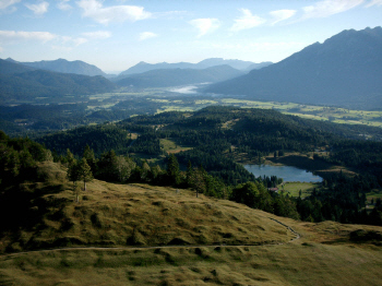 Ein Ausblick in Richtung Krün und Wallgau - auf dieser Seite des Kranzberges gibt es jede Menge herrliche Wanderwege für jedes Alter !