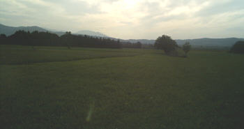 Hier lud die Landschaft mich ein, zu übernachten. Überall duftete es nach gemähtem und getrocknetem Heu - der Blick ging offen über die teilweise bewirtschafteten Moorlandschaften. Grillen zirpten und die Luft flimmerte warm. Ganz hinten in der Ecke stand ein Baum, der mich zum Verweilen einlud. Die Wiese hübsch gemäht... 