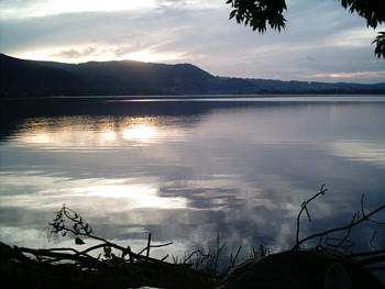 Hier habe ich übernachtet. Direkt am See – bei Hörnerklang und strahlender Abendsonne – mit innigem Abendgebet .  Auch einen magischen Schutzkreis zog ich mir, um Schutz für die Nacht zu haben. Das hat mir mein Liebster beigebracht -  und der bekam es wieder von seinen Meistern gezeigt - und ich mache es jeden Abend vor dem Schlafen gehen. Wenn ich es nicht tue, habe ich das Gefühl, dass etwas fehlt. So war das vorher auch mit den Kindergebeten, die wir haber mit den Jahren vergessen haben. Und nur, wenn Kinder da waren, haben wir sie gebetet. Schade eigentlich! Nachts kam Sturm auf – aber ich ließ mich nicht von meinem Vorhaben abbringen.