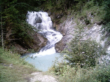 Ein größerer Wasserfall kurz vor Wallgau. Hier habe ich mich in den eisigen Fluten gebadet. Leider schien um diese Uhrzeit die Sonne noch nicht. Das Wasser ist türkisblau und schimmert perlmuttern – vom vielen Kalk, der mit dem Kies durch die letzten Regenfälle aus den Bergen heruntergeschwemmt wird. 