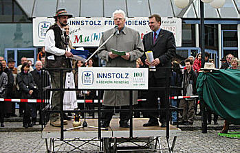leitender Künstler Peter Klonowski - Bürgermeister Johann Bielmeier -  