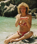 in unserer unberührten "blauen Lagune" - eine herrlich paradiesische und kaum besuchte Bucht mit Sandstrand am Meer... hier in der Türkei schmeckten uns die frischen Früchte paradiesisch - oft saßen wir stundenlang in den Maulbeer- und Feigenbäumen oder pflückten wilde Weintrauben...