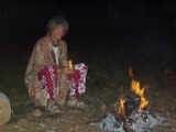 Ein reinigendes Feuer - bevor Dirk nach Deutschland flog, und ich dort blieb, um den Orkanen, Hunden und Regenstürmen zu trotzen, bis ich zuletzt im Restaurant schlafen durfte. ... In dieser Nacht "brannte" nicht nur nicht nur meine Seele... (Gesicht)