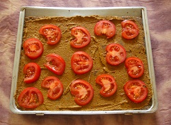 Regina Rau  - Zubereitung Rohkostpizza Tomate