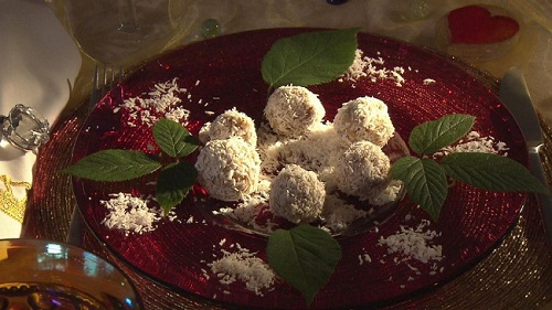 Foto: Thomas Schulz - SWR Nachtcafe - Weihnachtsmenü Regina F. Rau: vegane F-Rohkost Bananen-Dattel Bällchen