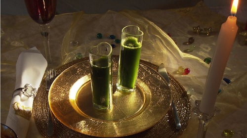 Foto: Thomas Schulz - SWR Nachtcafe - Weihnachtsmenü Regina F. Rau: vegane F-Rohkost Power Vital Suessgras Saft