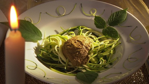 Foto: Thomas Schulz - SWR Nachtcafe - Weihnachtsmenü Regina F. Rau: vegane F-Rohkost Zuccini-Spaghetti Bolognese