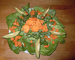 © Regina F. Rau: Salat-Mandala mit Karotten, Avocado, Löwenzahn