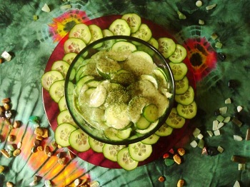 © Regina F. Rau:  Gurkensalat mit Mandelsahne-Soße (vegane Rohkost)