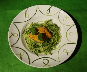 © Regina F. Rau:  Gurken-Spaghetti mit Rohkost-Bolognese-Sosse