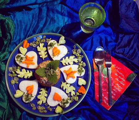 © Regina F.  Rau:  Kohlrabi Gurke an Bolognese-Creme