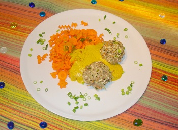 Regina Franziska Rau : vegane Rohkost - Gemüseknödel mit Karotten-Potpourri an Karottenrahmsauce
