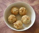 Regina Rau - Zubereitung vegane Semmel-Knödel ohne Ei und ohne Milch