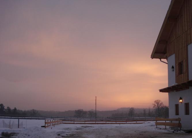 Foto: Regina Franziska Rau - Gut Aiderbichl in Stallach bei Iffeldorf - bei den Osterseen -  der Haupthof im Winter bei Sonnenuntergang 