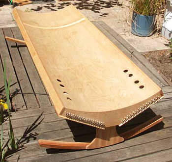 Foto: Monochord-Klangliege von Jan Dosch - www.musiqx.de