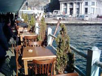 Cafe  unten in der Galatabr&uuml;cke - &copy; www.beyoglu-beyoglu.com/cafeler/dersaadet "Galata Koprusu"