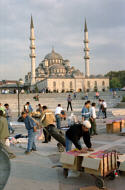 H&auml;ndler und Bettler vor der "Yeni Cami" - Neuen Moschee