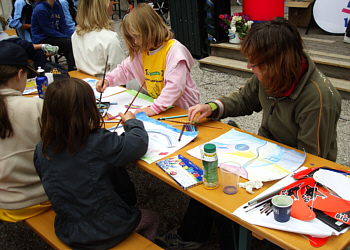 von links vorn gegen den Uhrzeigersinn:  Chelan + Lilith und ihre Mutter, daneben Cecilia  beim Malen beim "Münchner-Kindl-Lauf" 2010  
