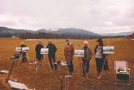 Julius Zikesch mit seinen Kursteilnehmern unter freiem Himmel