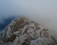 Abstieg - bei faszinierendem Fliessnebel